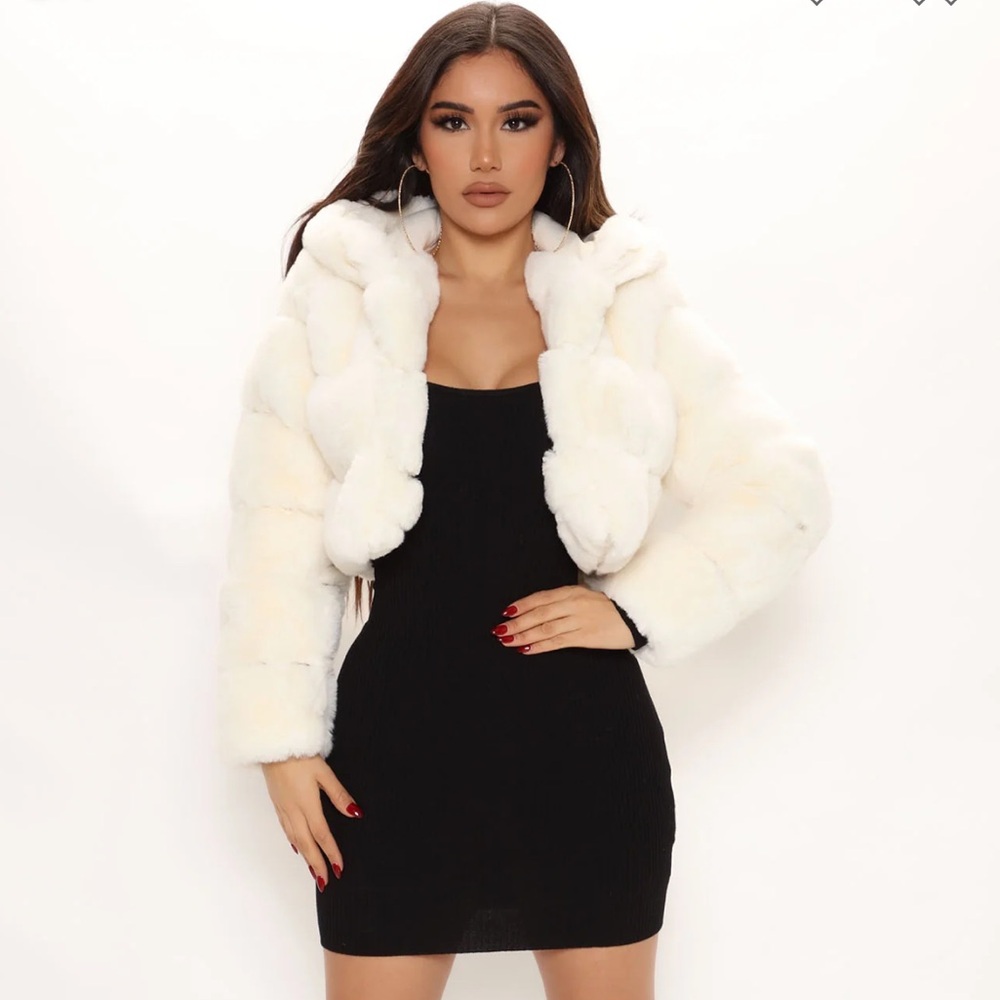 Fashion Nova In My Dreams Faux Fur Coat - Ivory
Size Small
Never worn